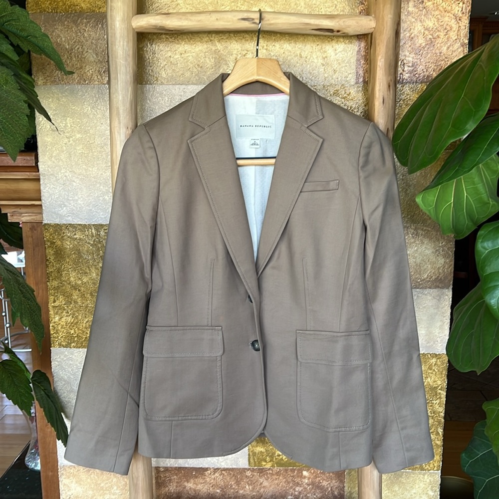 Banana Republic Women’s Tan Single Breasted Notch Lapel Blazer, Size 4